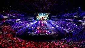 暖心一刻！T1全员为现场残疾粉丝签名合影长达十分钟